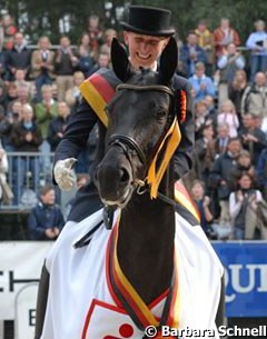 Bärbel Förster-Henrich on Samira at the 2007 Bundeschampionate :: Photo © Barbara Schnell