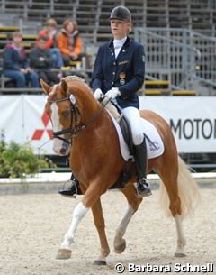 Annabel Frenzen on Der Harlekin B