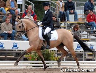 Geertje Hesse, who rides for Ton de Ridder's stable, with Der kleine Prints, who changed hands for 50,000 Euros at the premiere of the CHIO auction this summer and now moved on to Bundeschampion of the 4-yr-old pony stallions