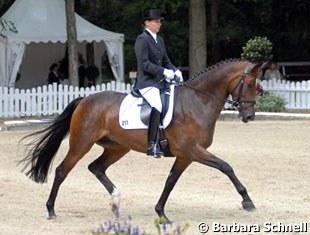 Cayenne & Susan Pape. Though title favorites the mare became more & more tense, especially during the prize-givings. Tension was released during the canter tour in the Final. The trot was wonderfully elastic.