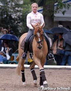 Michelle Schulmerig on the reserve champion Der Schlaue Fuchs