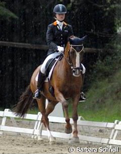 Antoinette te Riele on Danny Boy B. They had to enter the arena during a thunderstorm that blew over the fences in the parcours, and they still became the only non-German pair to crack the 70%-mark.