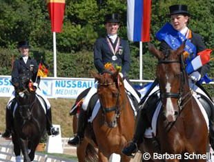 The lap of honour of the junior kur medalists