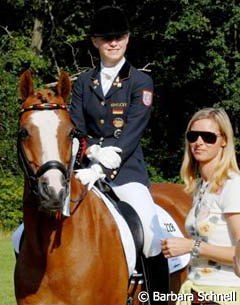 Sanneke Rothenberger on Konrad flanked by her mom and coach, Gonnelien Rothenberger-Gordijn