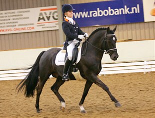 Maria van den Dungen and Pan Tau B win the 2007 Dutch Indoor Pony Championship :: Photo © Leanjo de Koster