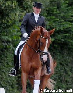 Isabell Werth warming up her youngster Bella Rose for a demonstration