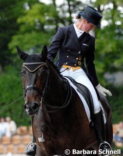 Marion Engelen rewards Diego after the ride