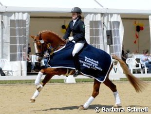 Viktoria Braun and Voyager doing the lap of honor after winning the consolation final