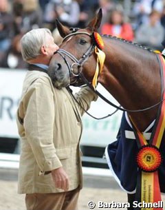 Imperio at the prize giving ceremony with his breeder Hartmut Keunecke