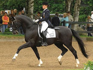 Theresa Wahler aboard the Hanoverian stallion De Niro