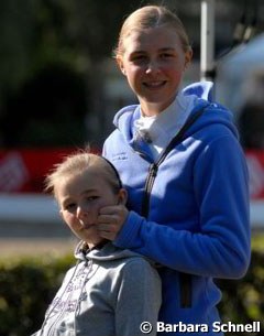 Sanneke and younger sister Semmieke watch a few ride