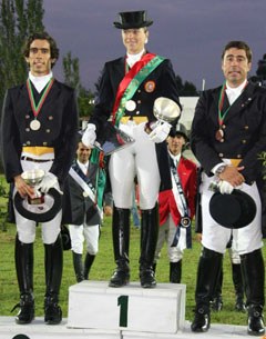 Maria Caetano, flanked by Gonçalo Carvalho and Jorge Pereira at the 2008 Portuguese Championships :: Photo © Aurelio Grilo