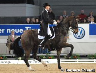 Dieter Laugks & Weltall. The horse didn't have a dry hair on his body when he entered the arena. The combination is new and not yet on the same wavelength, which made their ride totally lack harmony. One of his piaffe-passage transitions was a huge leap.