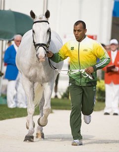 Rogerio Clementino and Nilo VO at the vet inspection :: Photo © Peter Llewellyn