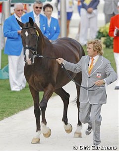 Sjef Janssen presents Salinero at the vet inspection :: Photo © Dirk Caremans