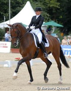 Dorothee Schneider & Forward Looking won the preliminary test for the Burgpokal qualifier but couldn't repeat that in the actual qualifier. Still true to the horse's name, Dorothee took it with a smile: "Forward" is only 7 after all.