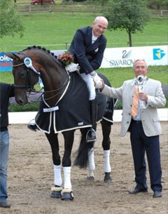 Hubertus Schmidt in the winning mood with Nancy Gooding's Weltissimo (by Welt Hit II x Barsoi xx)