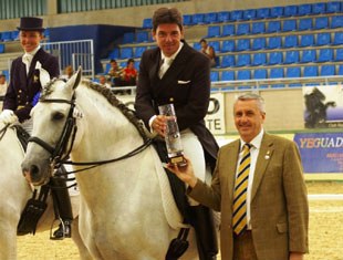 Winner Rafael Ortiz receives the trophy from judge Juan Manuel Campos