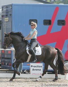 Ingrid Klimke riding Damon Hill without stirrups