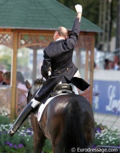 Steffen Peters raises his fist: He has won the Grand Prix