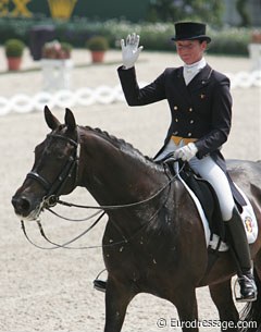 Belgian Sophie Baetens-Van Lent on the Dutch bred Rubens (by Rubinstein x Nimmerdor) is waving to the crowds after she finished her ride.