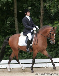 It's great to see more Italian pony riders on the international pony scene but Valerio Andretta's Montana Texass seems needs a medical check up by a vet because the pony looked very uneven! Strange that the judges didn't ring him out.