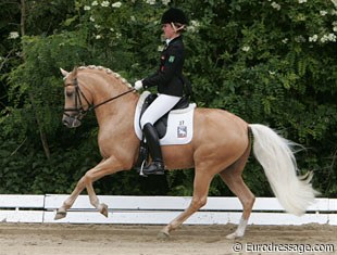 Kienbaum on the gorgeous Donnertraum. The pony was naughty and gave his rider a very hard time. The trot did not come to expression and was incredibly short and flat, but Florine did a great job by not giving up and finishing her ride!