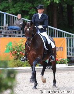 Dorothee Schneider and Special Gold at the 2009 Bundeschampionate :: Photo © Barbara Schnell