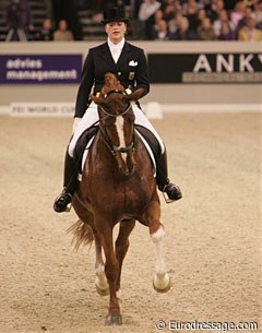 Ellen Schulten Baumer riding Donatha S with one hand