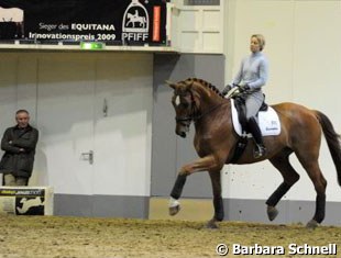 Capellmann warming up Elvis. Her trainer Klaus Balkenhol supervising