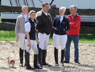 It was a star-studded show with an awesome list of entries in the five-year-old division and many celebrities watching. A company outing for Hof Kasselmann: Stefanie Kerner, Eva Möller, Ulf Möller, Insa Hansen with Ton de Ridder