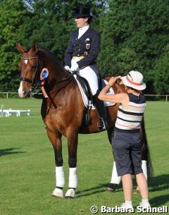 Veronique Henschen being photographed