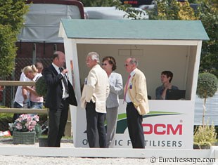 The judges (Eddy de Wolff van Westerrode, Stephen Clarke, Karin Kruger, Freddy Leyman) discuss what to do with all these spooky ponies in the Kur Finals.