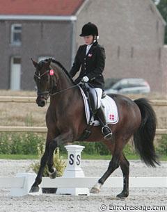 Sabrina Barnekow on Vermont. Super in trot (lots of cadence, lightfootedness), but clear resistance in the rein back and a tense canter tour forced the scores to drop. A very promising pair nonetheless!