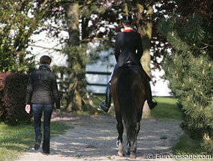 Tineke and Imke Bartels on their way to the ring.