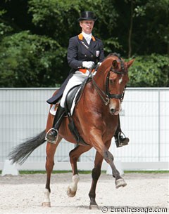 Van Grunsven on Nelson: the trot was very good but in canter it all fell apart. The horse was not responsive to the aids and constantly bopped his head going behind the vertical. Apparently, it had been a while since Nelson had gone to a competition.