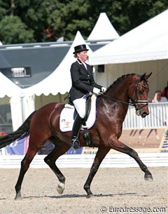 Annemiek Vincourt-Krom on Kansas. What a talented horse, but he opens his mouth almost constantly and had two naughty blowups which pushed the submission score down.