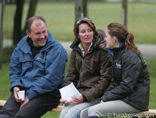 The Egholm Hebsgaards watching the other riders and having a chat. Amalia's mother confessed that they "pulled a Per Sandgaard". Danish born Amalia switched to the Swedish nationality because they have been living in Sweden for a long time.