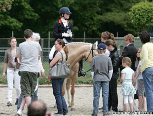 A big fan club gathered round Golden Girl (by Don't Worry) after Antoinette te Riele's test.