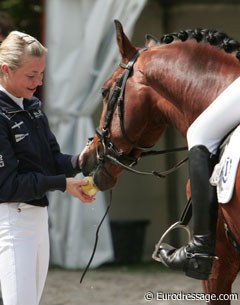 Hoppenhofs Erwin gets an apple from Magali Bastaens after his ride.