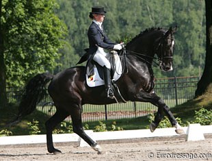 Magali Bastaens happy about her ride and rewarding her horse Topaz with a pat and a hug.