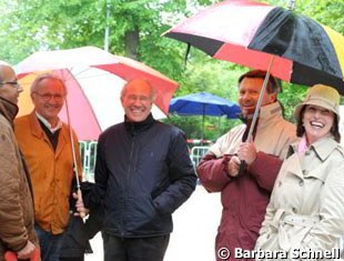 Sheltering from even more rain: Hessian pony coach Heinz-Günter Scholten, Jürgen Koschel, Ewald Lüttgen, Holger Schmezer, Esther Lüttgen