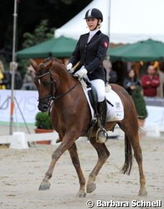 For the first time there was a pony tour in Wickrath, consisting of a regular test but the best six which qualified to ride the freestyle on final day, when it was raining cats and dogs. Here you see Vivian Scheve on Schapur