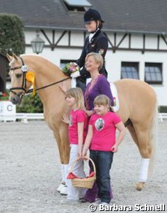 Katharina Weychert and Golden Derano C win the pony Preis der Besten qualifier. They are congratulated by organizer Ann Kathrin Linsenhoff :: Photo © Barbara Schnell