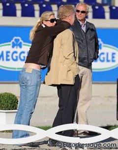 Lean on Me: Laura Bechtolsheimer leans on her father Wilfried. Wolfram Wittig busy coaching Isabell Werth