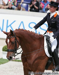 Peek-a-boo. Tongue came out upon leaving the arena. Adelinde nicely tucked it in again in full view of the crowds.