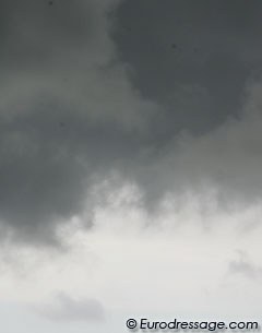 Rain and storm clouds gathered above the Aachen show grounds and burst out into an amazing thunderstorm. The class was postponed for two hours and the crowds had to seek refuge in the grandstand