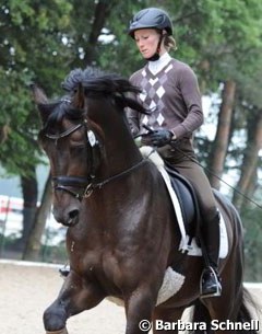 Helen Langehanenberg was one of the few riders wearing a helmet training an "older" horse