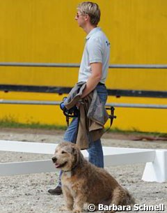 Swedish Patrik Kittel was the previous rider of Tellwell. He's watching Laura ride while holding dog Ozzy