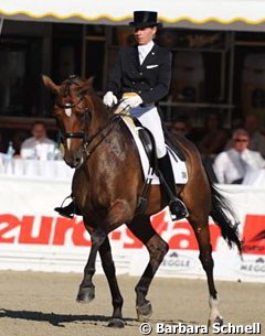 Susan Draper-Pape aboard the former World Young Horse Champion Cayenne (by Carabas)